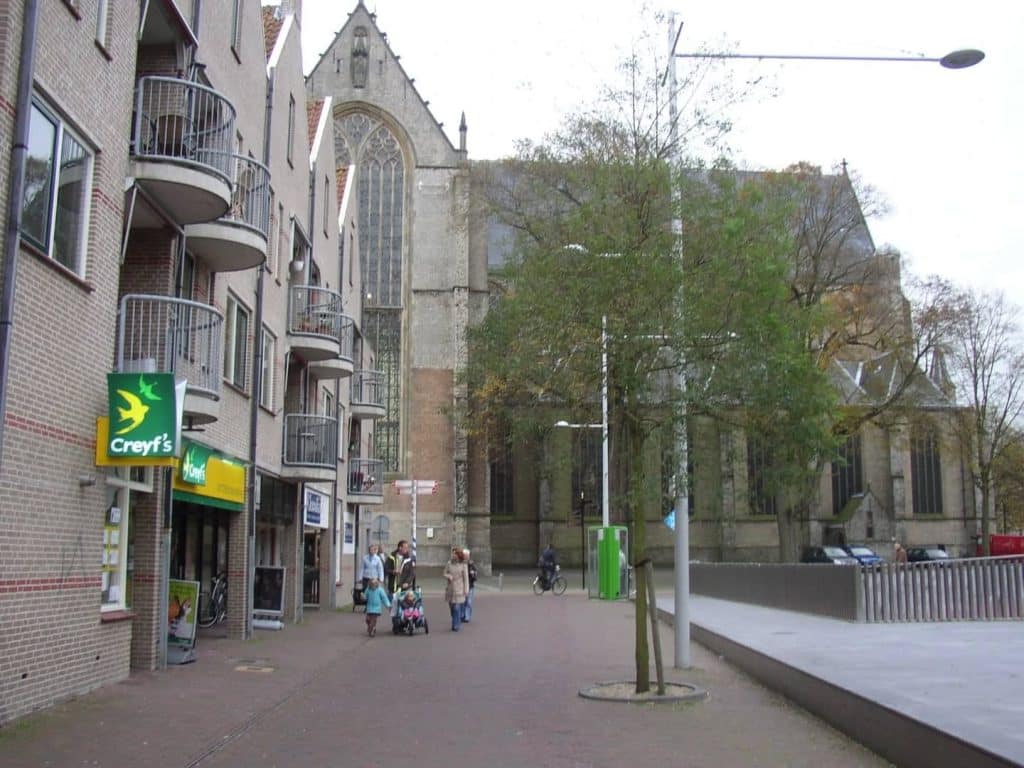 Het Canadaplein rond 2005 met de ingang van de fietsenstalling
