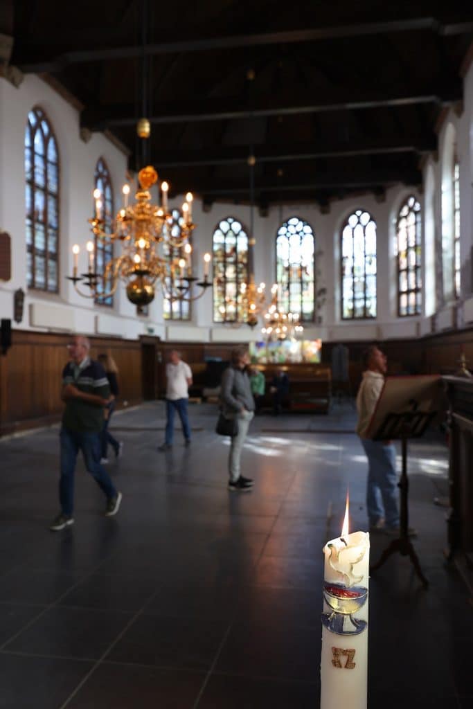 Het interieur van Grote Kerk De Rijp met bezoekers