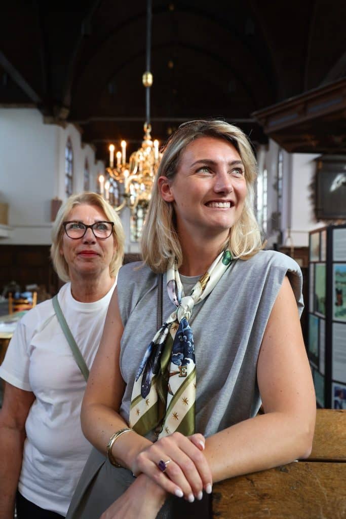 Het interieur van Grote Kerk De Rijp met bezoekers