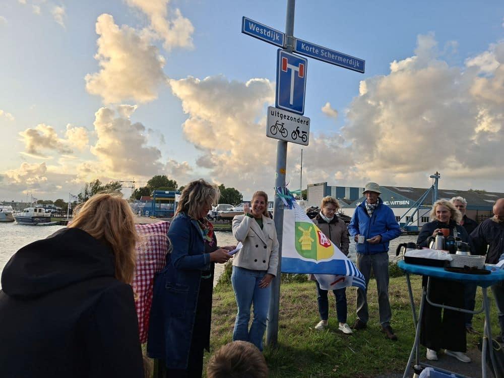 Een bewoonster van de Omval houdt een praatje vlak voor de onthulling van het infopaneel