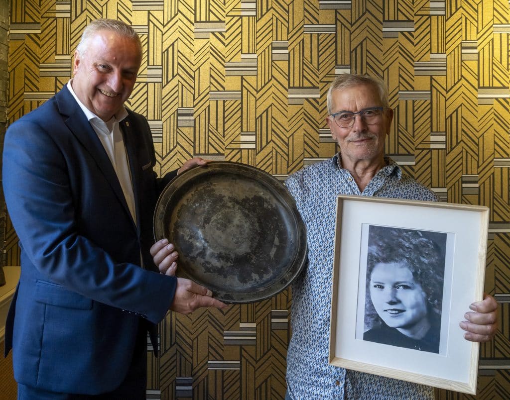 Wethouder Jan Hoekzema ontvangt schenking. Zestiende eeuwse schaal mogelijk uit kasteel De Nieuwburg. Foto: JJ Foto |Jan Jong