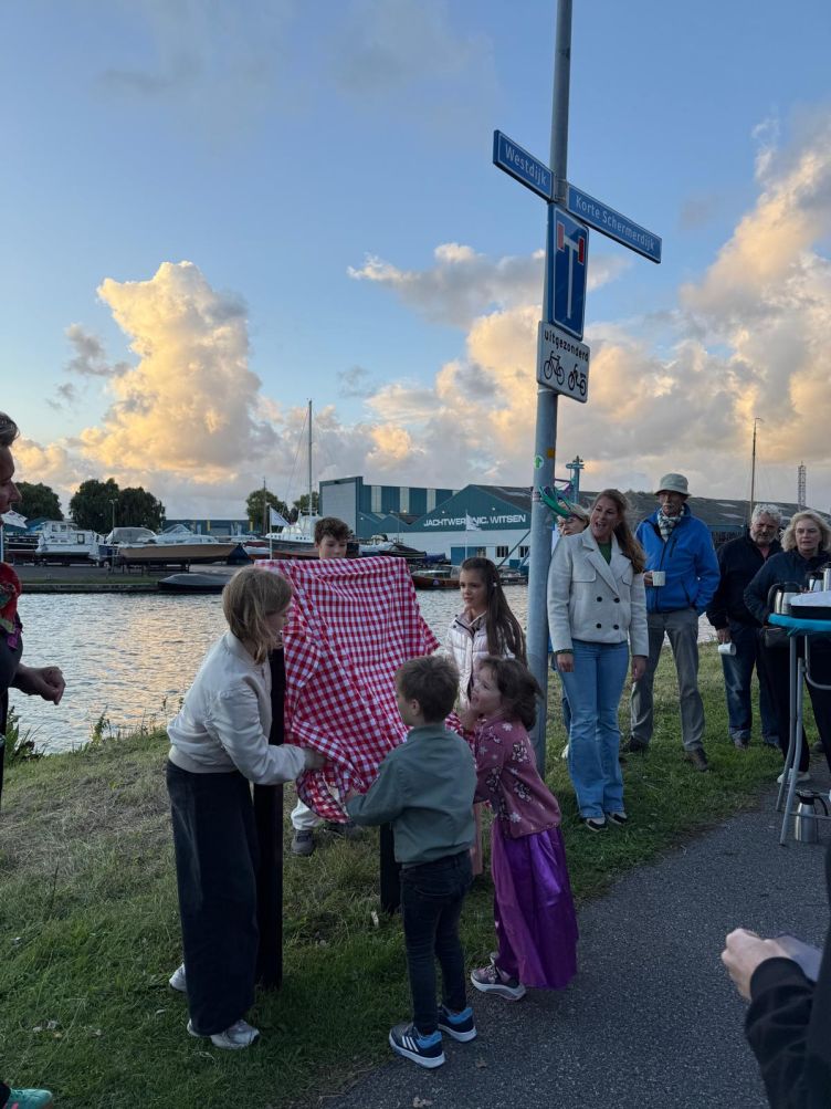 Kinderen uit de buurt gaan het informatiepaneel voor de Omval onthullen