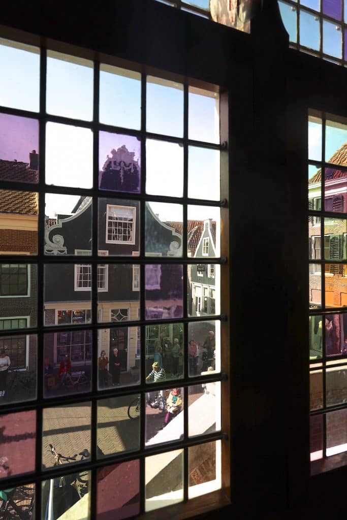 Kijkje door het raampje van Raadhuis De Rijp