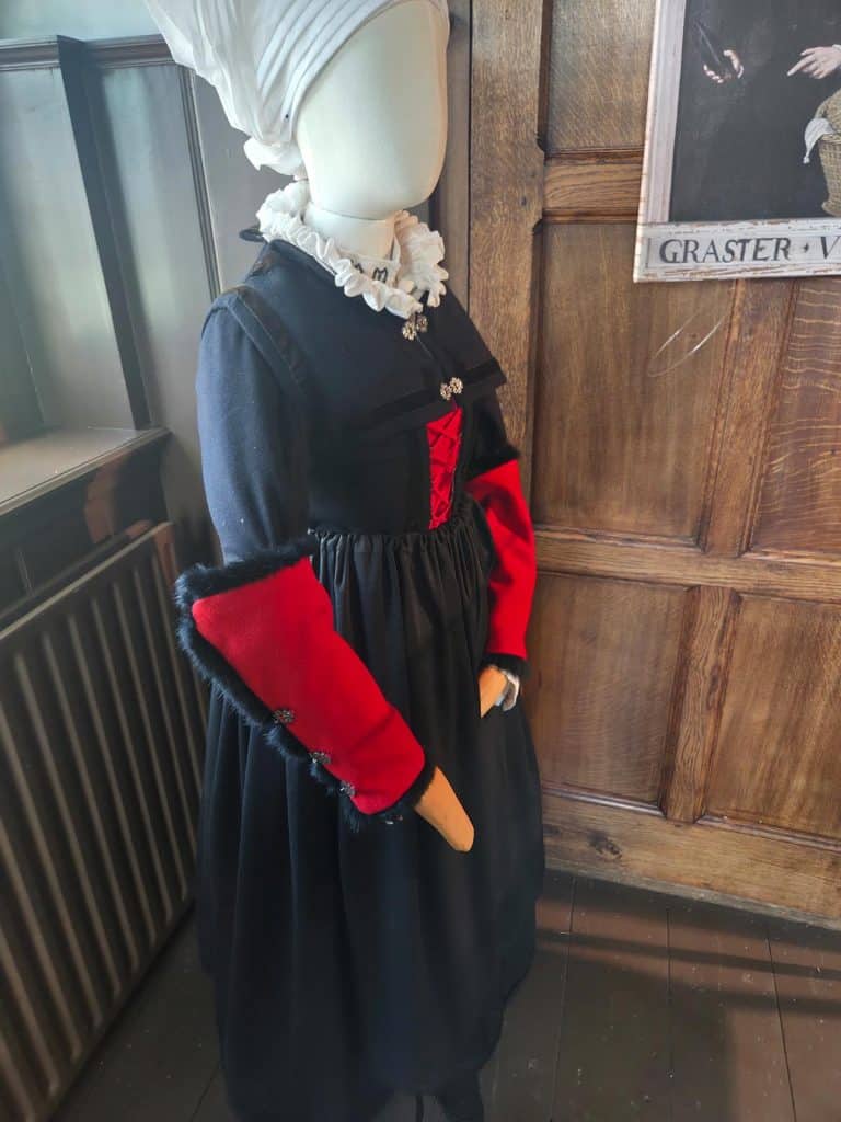 Klederdracht van Grafter Vrouw in het Raadhuis
