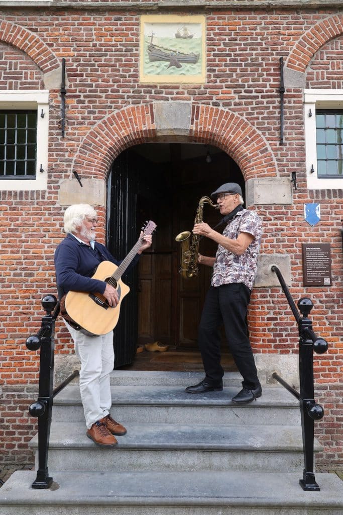 Muzikanten voor het Raadhuis Grootschermer 