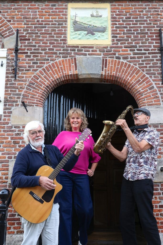 Muzikanten voor het Raadhuis Grootschermer 