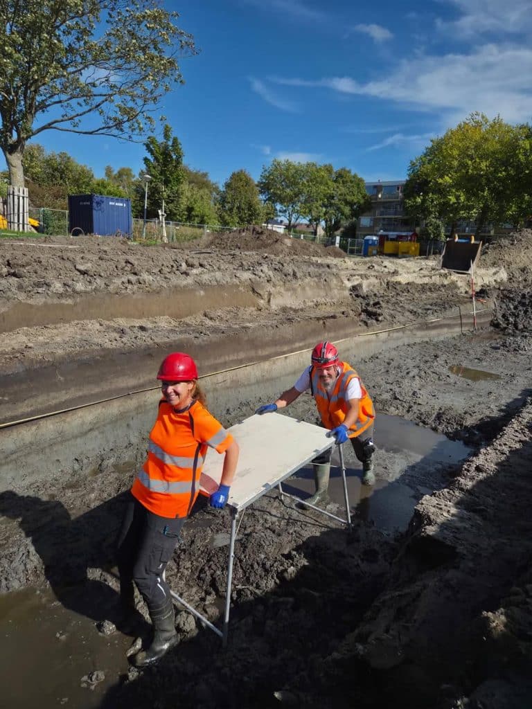 Nancy en Guus aan het werk bij de opgraving aan de Nijenburg in Oudorp.