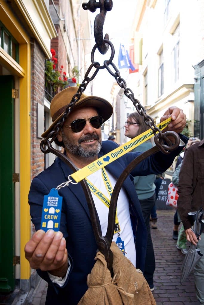 Pakhuis De Koopman met vrijwilliger voor de deur
