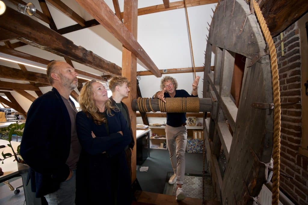 Pakhuis De Korenschoof met het hijswiel op zolder