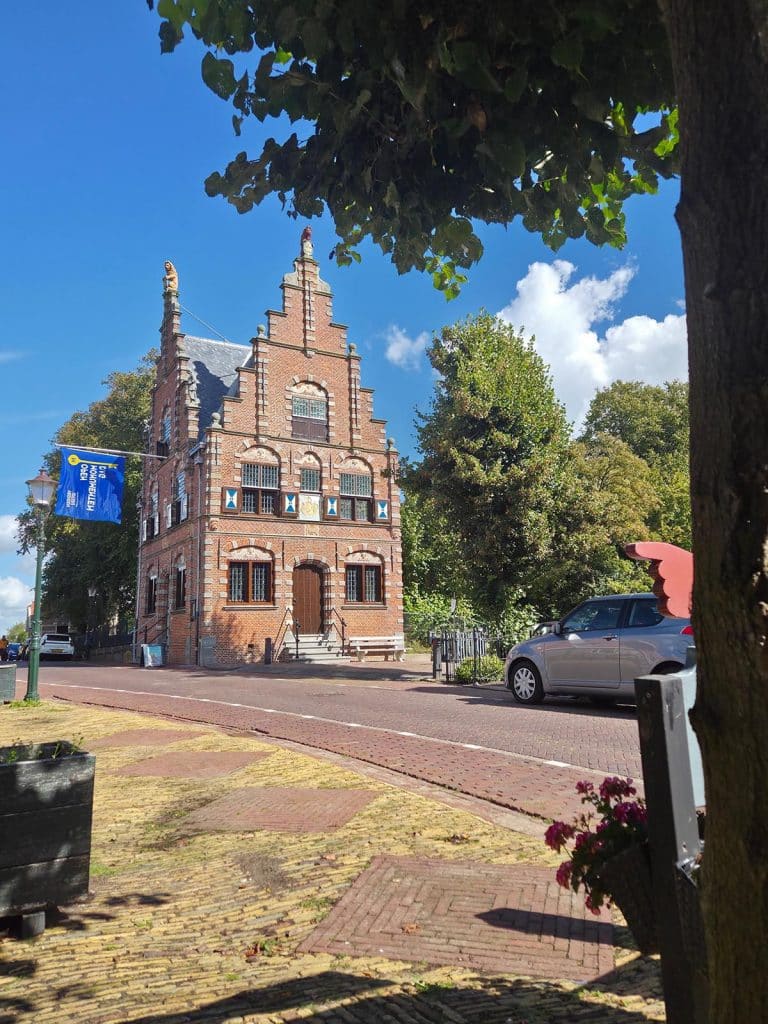 Raadhuis Graft vanaf het kleinste Snoepwinkeltje gezien 2025