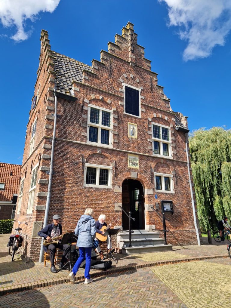 Raadhuis Grootschermer met muziek voor de deur