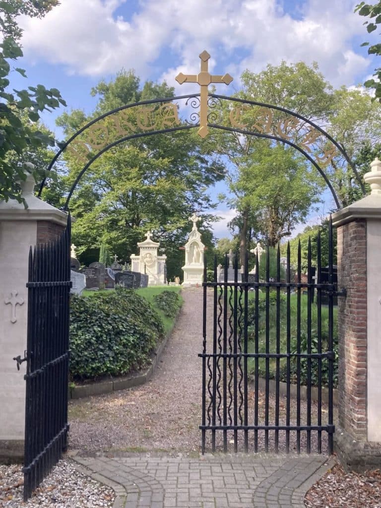 Smeedijzeren hek bij de de Sint Laurentius in Oudorp