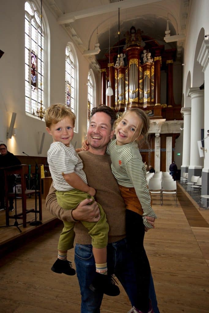 Vader met kinderen in de Kapelkerk 