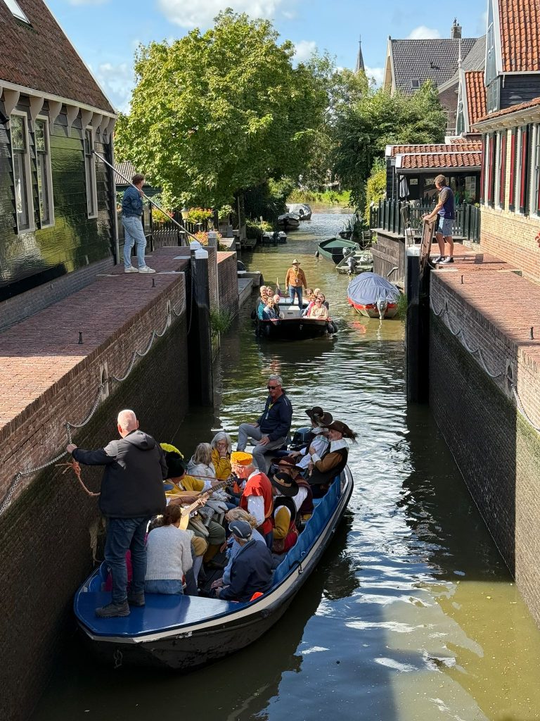 Varen door de sluis in De Rijp