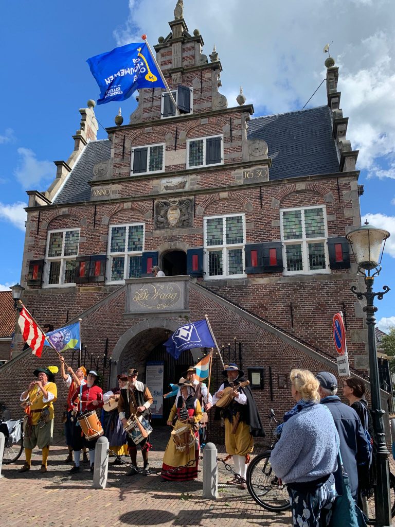 Vive Les Gueux voor het Raadhuis De Rijp