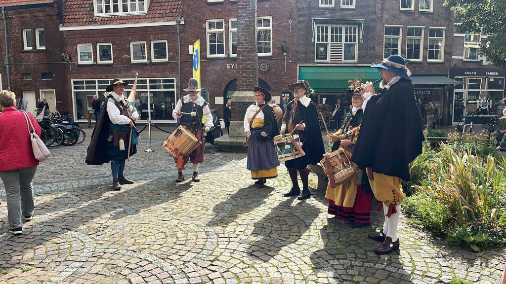 Vive les Gueux start muzikale wandeling bij Grote Kerk Alkmaar