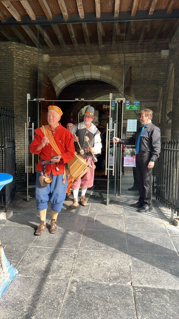 Vive les Gueux start muzikale wandeling bij Grote Kerk Alkmaar