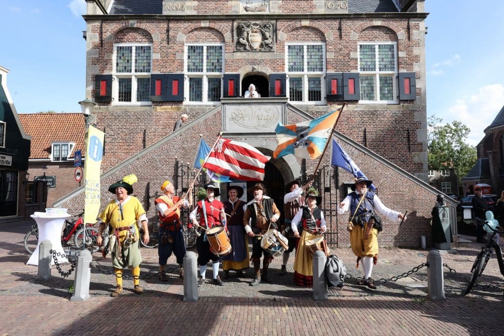 Vive les Gueux voor Raadhuis De Rijp