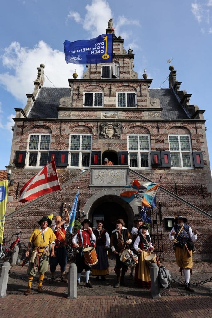 Vive les Gueux voor Raadhuis De Rijp