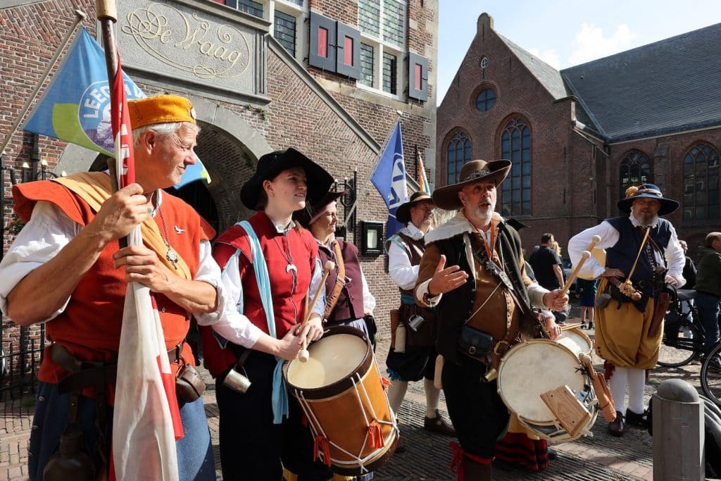 Vive les Gueux voor Raadhuis De Rijp