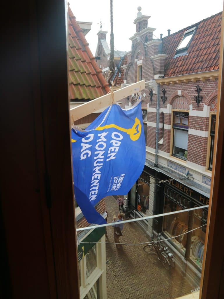 Vlag uit het raam van Het Smalste Huisje