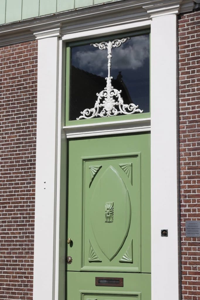Voordeur van het Huis met de Arend in De Rijp