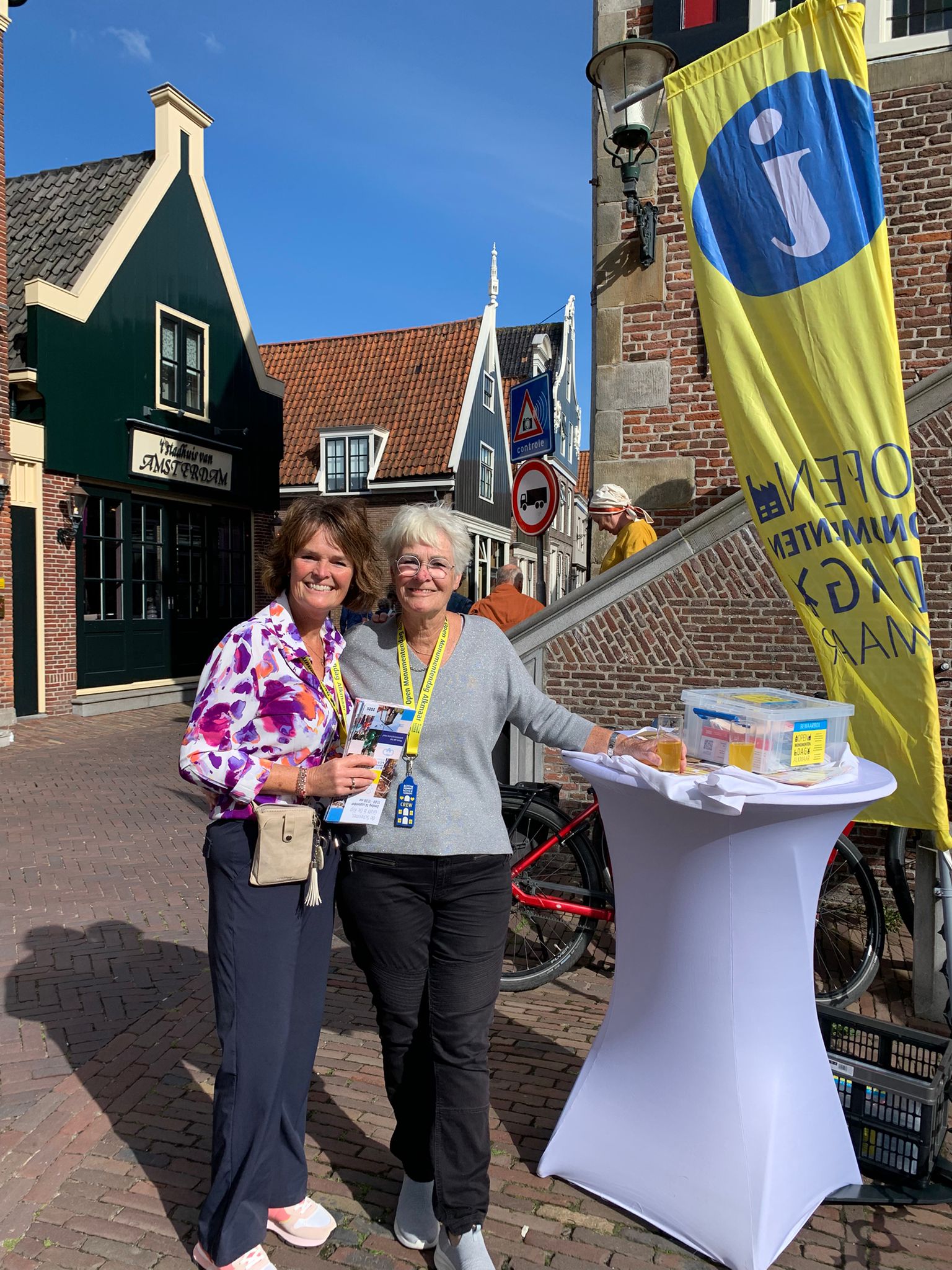 Vrijwilligers in De Rijp voor het infopunt voor het Raadhuis