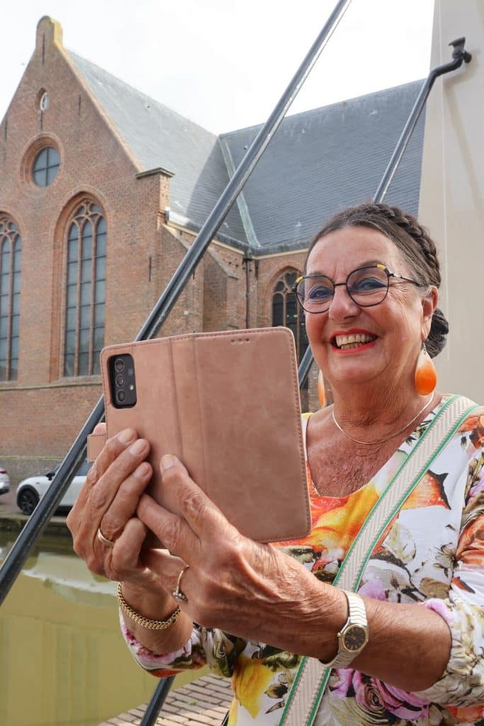 Vrouw maakt foto in Grote Kerk De Rijp