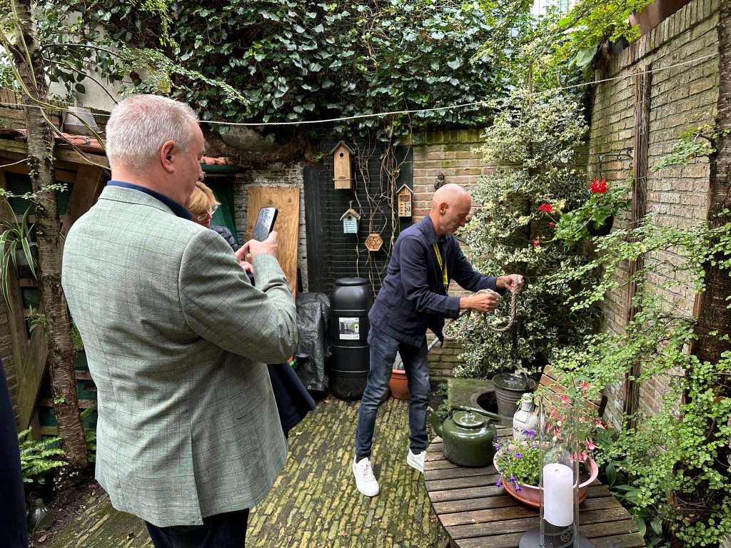 Wethouder Jan Hoekzema in de tuin van het woonhuis aan de Koningsweg