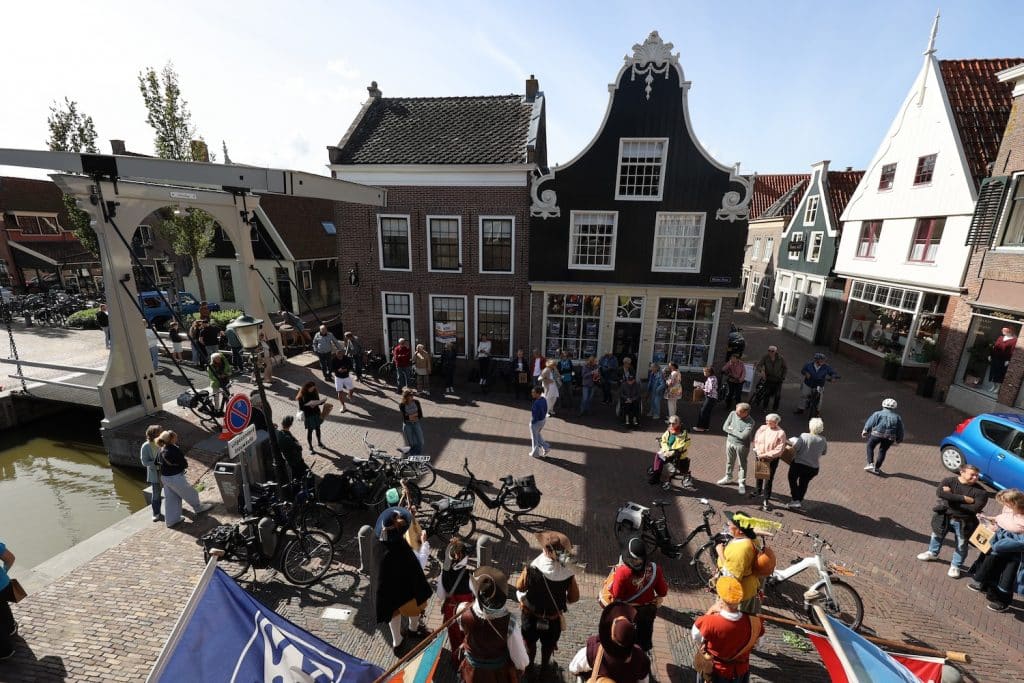 Zicht op het plein voor Raadhuis De Rijp