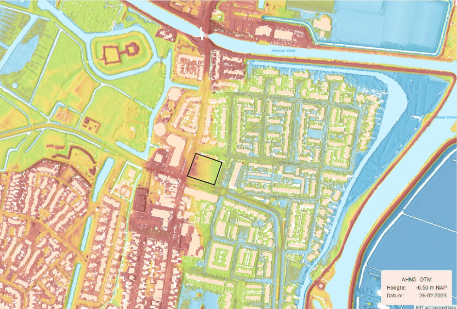 De rode kleur geeft hoger gelegen delen binnen het plangebied weer. Het plangebied (binnen het zwarte kader) ligt op de oostelijke flank van de strandwal. De westelijke rand ligt op het hoogste punt. Bron: AHN.nl