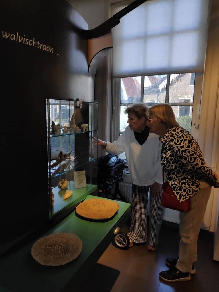 Bezoekers in Museum in t Houten Huis in De Rijp