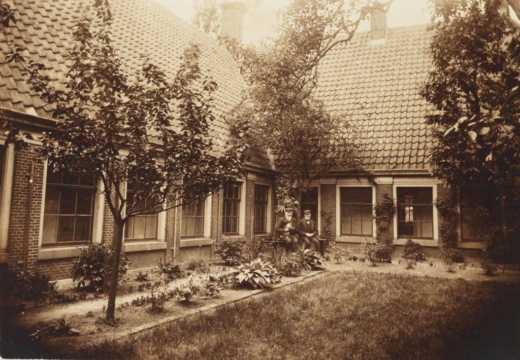 Binnenhof van het in 1657 gestichte Huis van Achten of Provenhuis van Nordingen aan de Lombardsteeg 23. Foto H. Erkamp 1907.