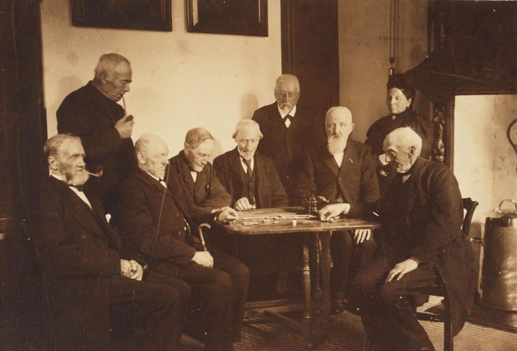 De proveniers in het Huis van Achten tijdens de herdenking van het 250 jarig bestaan op 29 mei 1907. Op de foto van links naar rechts J.J. van de Roest (72) provenier geworden 1-7-1896, P. Bos (72) provenier geworden 23-2-1903, G. Eggers (65) provenier geworden 1-4-1907, A.van de Berg (75) provenier geworden 1-8-1904, J. Groot (76) provenier geworden 25-6-1900, B.H. van Gils (71) provenier geworden 15-7-1899, J. Janse (76) provenier geworden 15-12-1897, G.H. Buers (81) provenier geworden 1-4-1891. De moeder weduwe J. Mol-Buhrs (57) aangesteld 1 april 1905.
Regenten waren in die tijd: Van de Feen de Lille (50 jaar), J. de Lange (56 jaar), J.M. de Sonnaville (president, 67 jaar), B. Preijer (84 jaar), G.Th.M. van de Bosch (50 jaar). Het schilderij van Jan Bleijs in de regentenkamer toont voornoemden in deze volgorde. Het schilderij werd gemaakt ter gelegenheid van het 250 jarig bestaan.