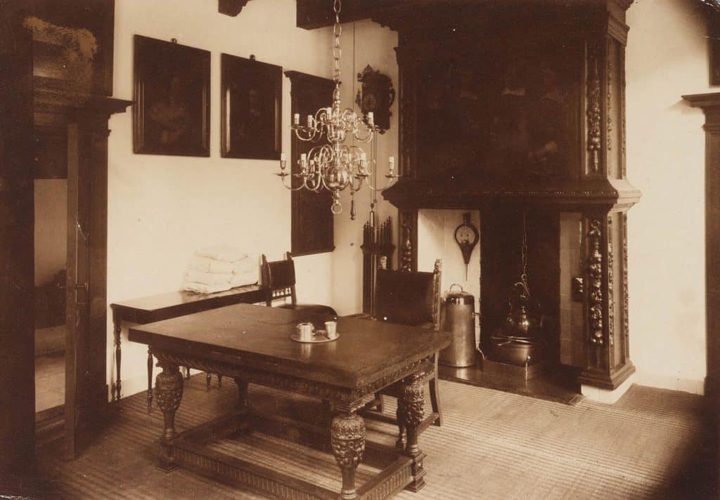De regentenkamer met schouw van het Huis van Achten Foto H Erkamp 1907