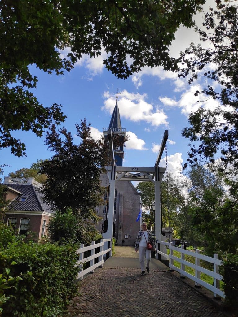 s Dorpskerk in Grootschermer met brug en bezoeker