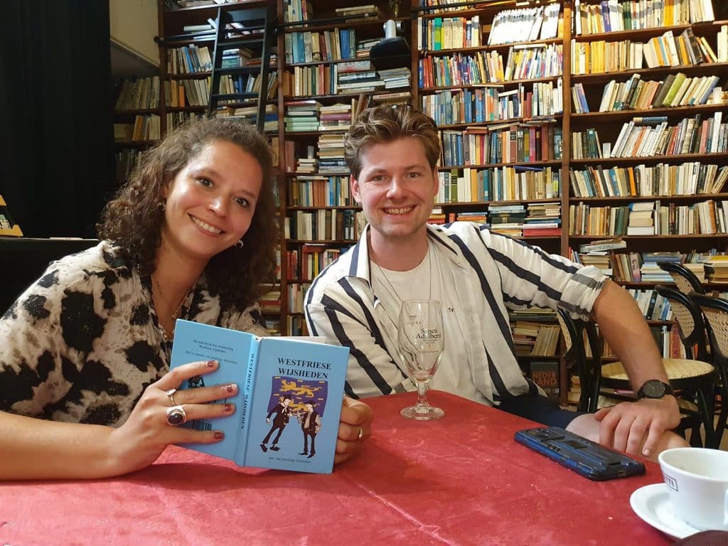 Erfgoedspecialist Sissy Seidenstiker en student geschiedenis Nick Velt bij De Alkenaer