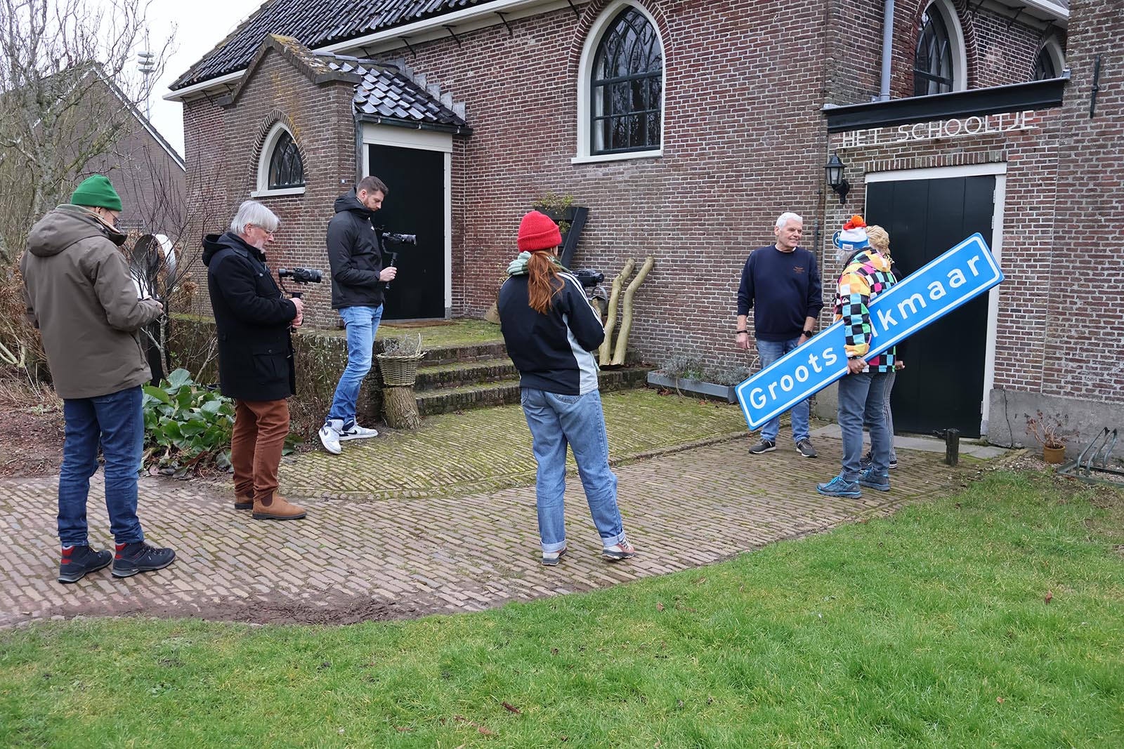 de makers van Groots Alkmaar TV maken opnames bij het Zwarte Kerkje in Zuidschermer.