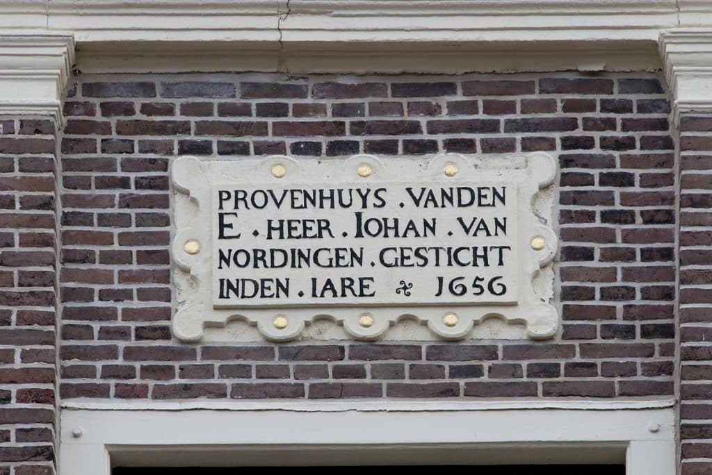 Gedenksteen op de gevel van het Huis van Achten. Foto J. Elsinga 2012.