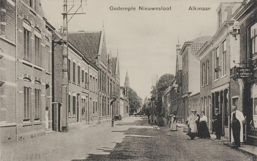 Huis van Achten ofwel Provenhuis van Nordingen in 1911. Vanaf links, een deel van Gedempte Nieuwesloot 50, de Nutsspaarbank, Gedempte Nieuwesloot 44-46, Gedempte Nieuwesloot 42, Gedempte Nieuwesloot 40, Gedempte Nieuwesloot 36-38, het postkantoor, Schouwburg de Harmonie, het Huis van Achten ofwel Provenhuis van Nordingen en het Hof van Sonoy. Rechts, voor zijn zaak, staat kapper Mijlhof.