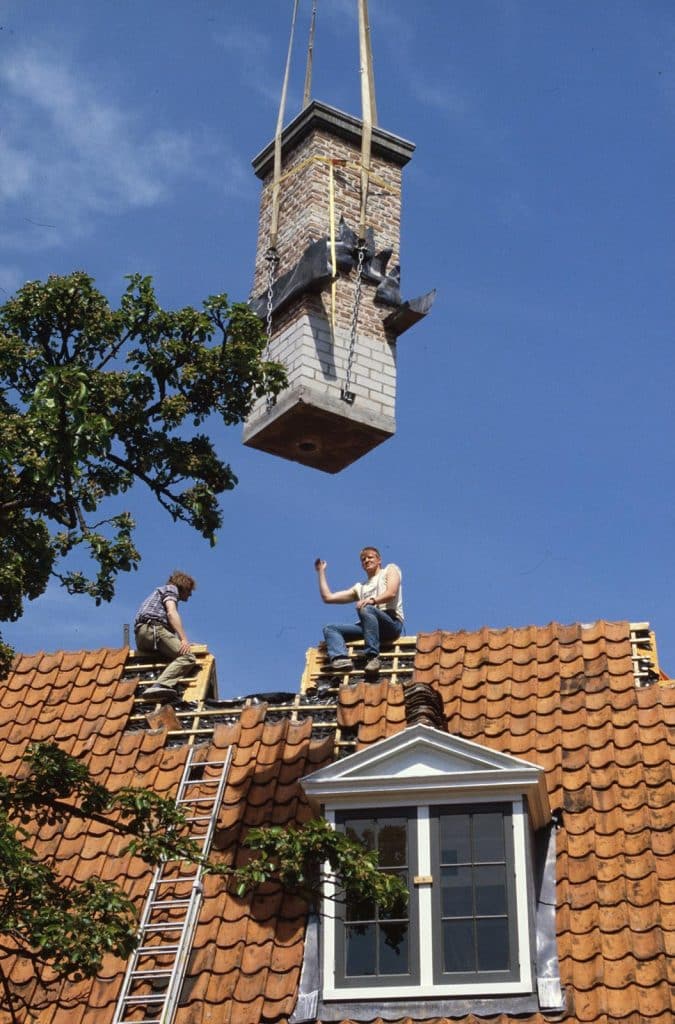 Huis van Achten tijdens schoorsteen restauratie Foto J Elsinga 1987