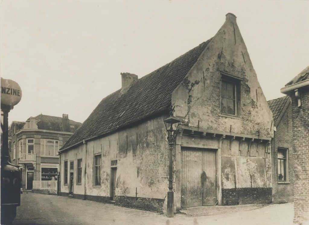 Kanisstraat 1 in vervallen staat in 1928