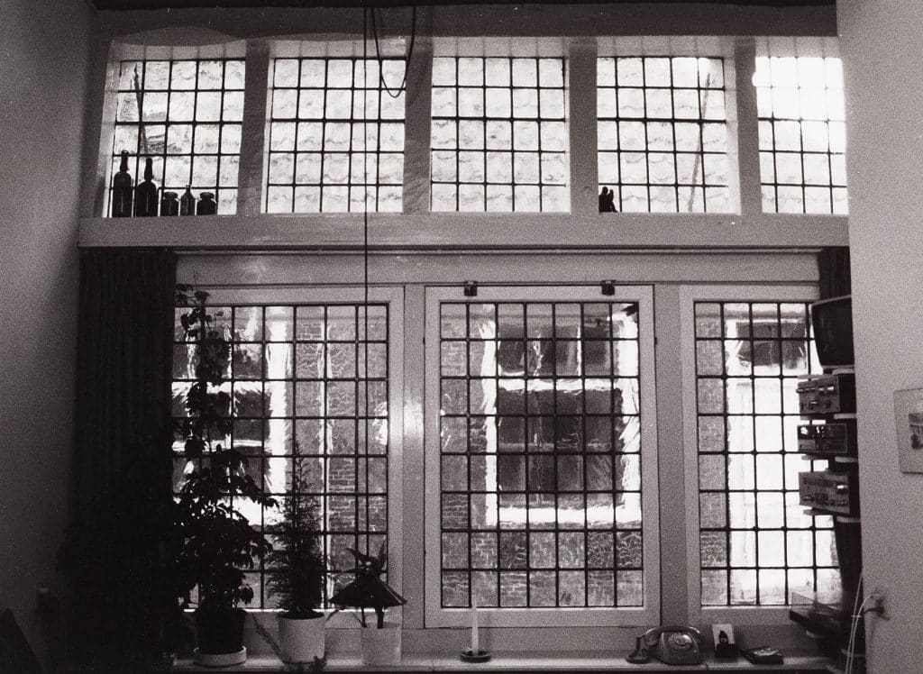 Kanisstraat 1 van binnenuit gezien door het glas in lood venster. Foto J. Elsinga 1985.