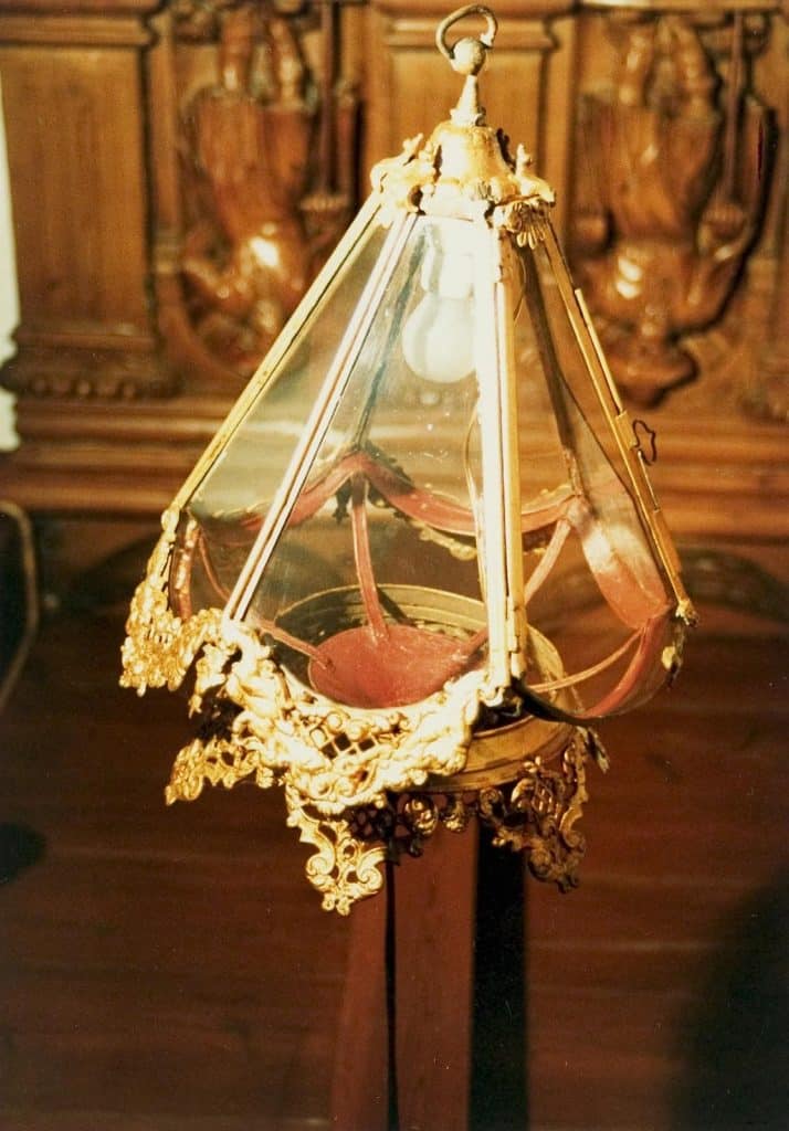 Lamp in de vestibule van het Huis van Achten. Foto J. Elsinga 1986.