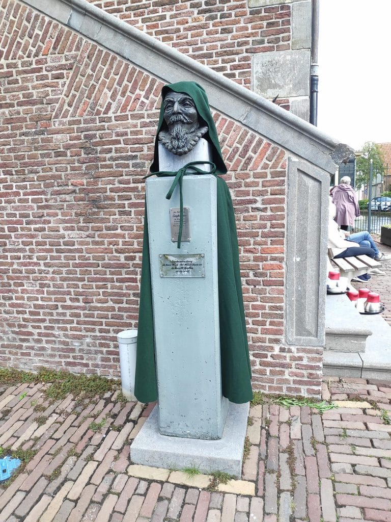 Leeghwater met cape voor het Raadhuis De Rijp