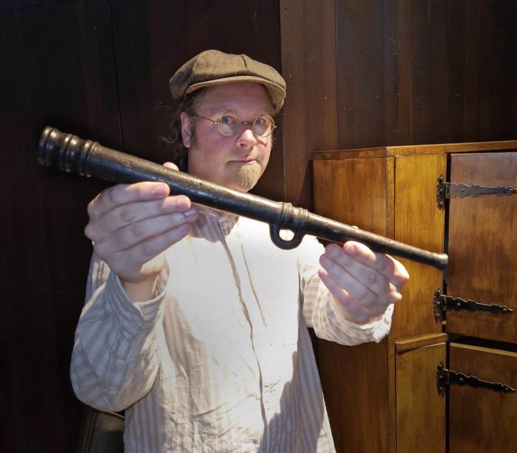 Marius Bruijn als Kasteeldetective met de signaalhoorn gevonden bij de Nieuwburg
