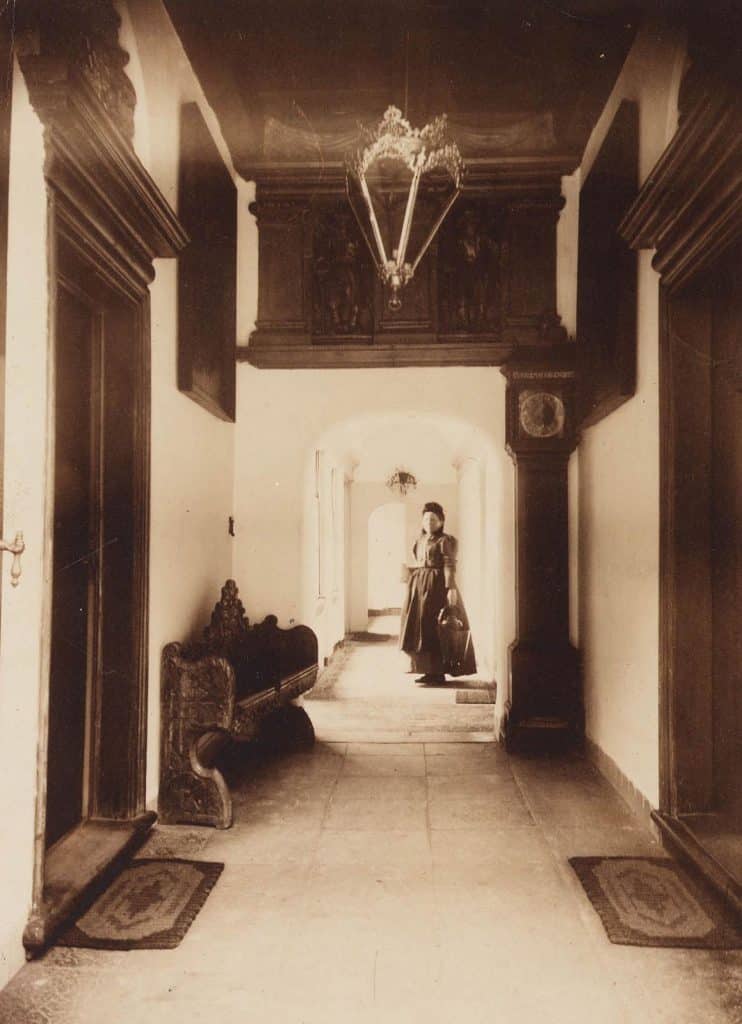 Moeder Mol- Buhrs in gang van het Huis van Achten Foto H Erkamp 1907. Omdat mannen niet gewend waren een huishouden te runnen, werden zij verzorgd door de binnenmoeder. Er heerste orde in tucht in huis!