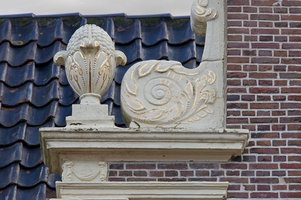 Organische versiering van de voorgevel van het Huis van Achten. Foto J. Elsinga 1987.