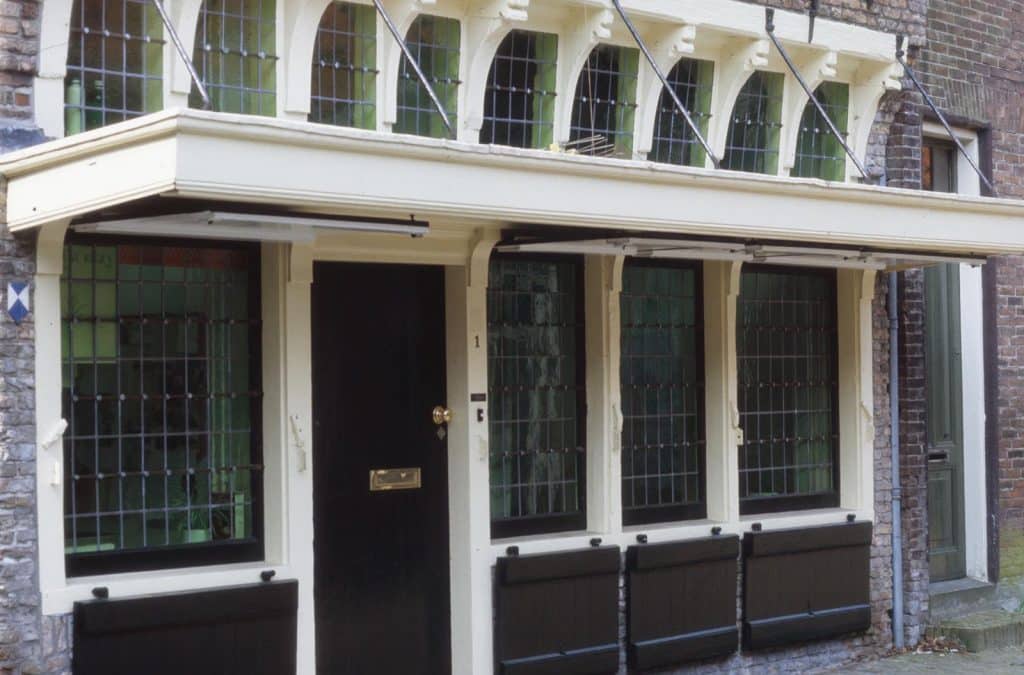 Pand met luifel Kanisstraat 1. Foto J. Elsinga 1984.