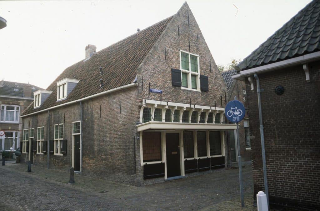 Pand met luifel Kanisstraat 1. Foto J. Elsinga circa 1980.